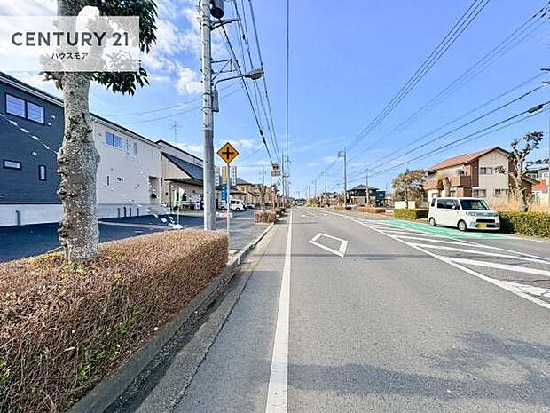 前面道路は21m!陽当り良好な立地です。車庫入れが苦手な方も安心ですね。