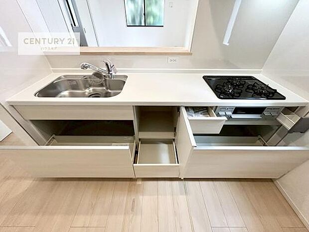 収納スペースが豊富で、調理スペースがスッキリと片付きひろ~く活用できます!快適に作業ができます!毎日の料理が捗ります!