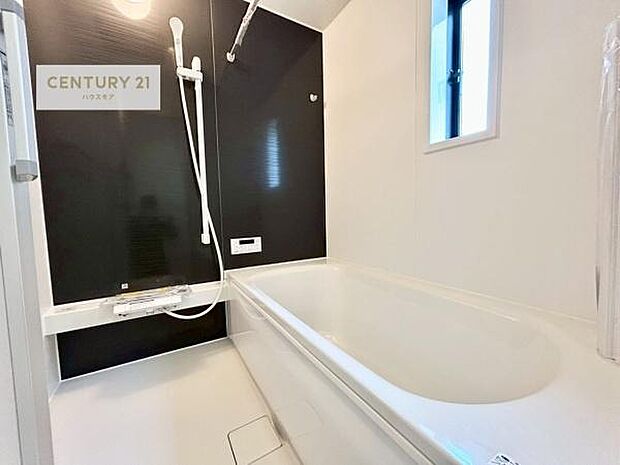 落ち着きある大人の雰囲気のバスルームは、味が出ていてバスタイムが充実!お仕事頑張っているご褒美にお好みの匂いの入浴剤を入れて、楽しんでみてはいかがでしょうか?