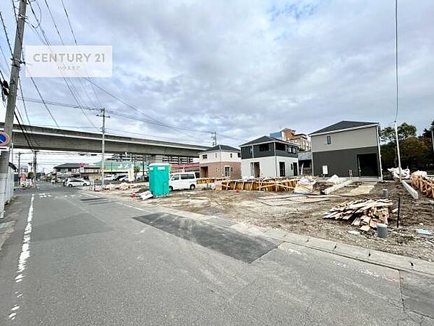 前面道路は5.7m!陽当り良好な立地です。車庫入れが苦手な方も安心ですね。