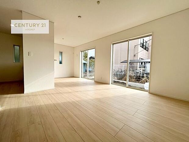 大きな窓からたっぷりの陽ざしが入る明るいリビング。開放感のあるリビングで家族団らんのくつろぎの時間を過ごせます!ご見学可能です!是非現地で陽当たりなどご体感くださいませ!