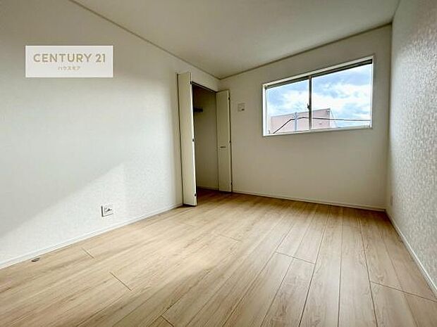 掃き出し窓がないお部屋は、お子様のお部屋としても安心です!収納スペースも充実しているので散らかったお部屋をサッと片付けられます!