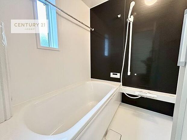 落ち着きある大人の雰囲気のバスルームは、味が出ていてバスタイムが充実!お仕事頑張っているご褒美にお好みの匂いの入浴剤を入れて、楽しんでみてはいかがでしょうか?