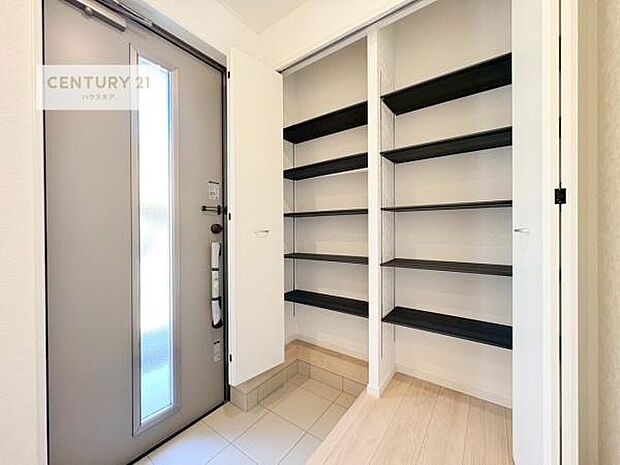 シューズボックス付き。玄関が片付きお掃除がしやすいです！スッキリした玄関で戸を開けた瞬間、清潔感のある心地いい空間が出迎えてくれます。