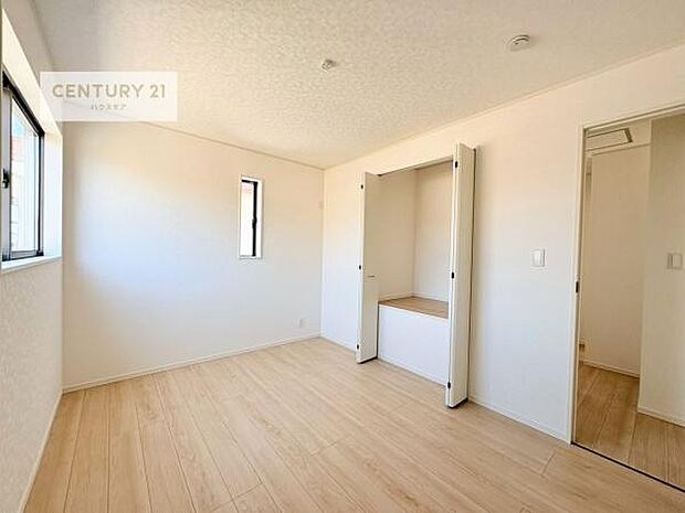 掃き出し窓がないお部屋は、お子様のお部屋としても安心です！収納スペースも充実しているので散らかったお部屋をサッと片付けられます！