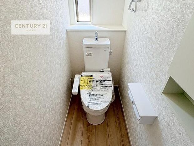 1・2階にトイレがございます!朝の忙しい時間帯も待たずにすみそうですね。白を基調とした清潔感のあるトイレでお手入れがしやすいです!