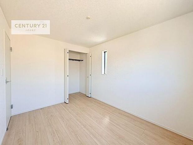 洋室は子供部屋や寝室、色々と用途多彩に利用できますね。収納力もたっぷりなので、広々気持ちよく過ごすことができます。