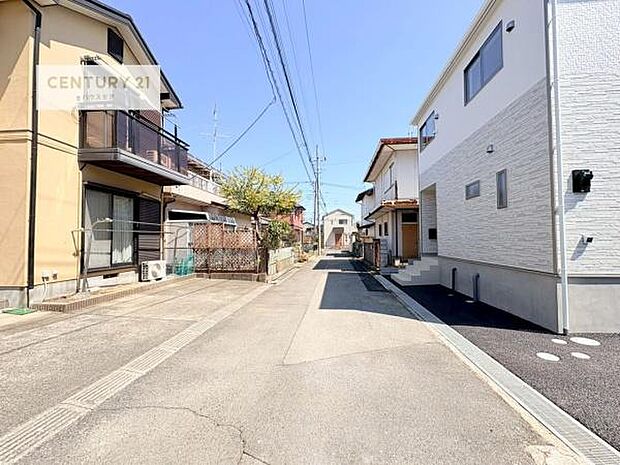 前面道路は4.48m!陽当り良好な立地です。車庫入れが苦手な方も安心ですね。