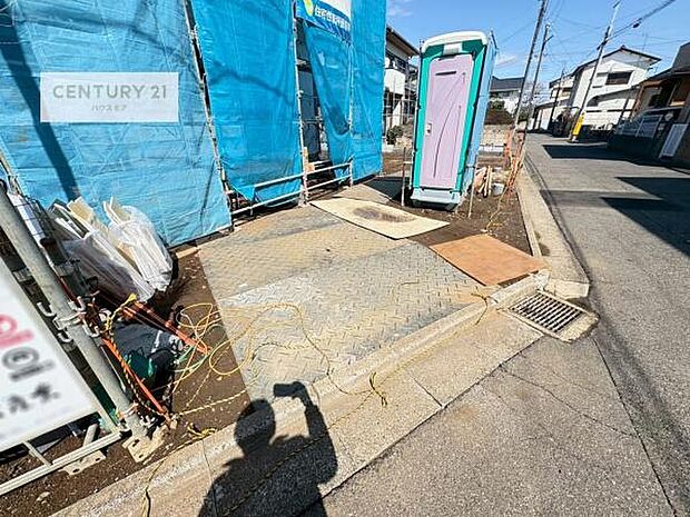 カースペース2台駐車可能。毎日の通勤やお買い物に便利で、来客時にもゆとりをもってお使いいただけます。