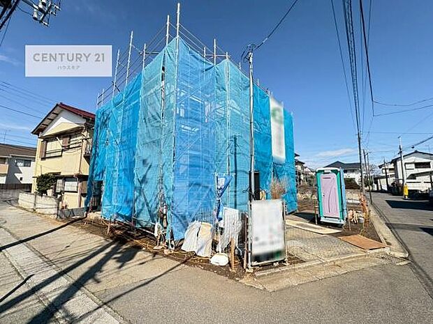 前面道路4.5ｍ×4ｍ！陽当り良好な立地です。車庫入れが苦手な方も安心ですね。