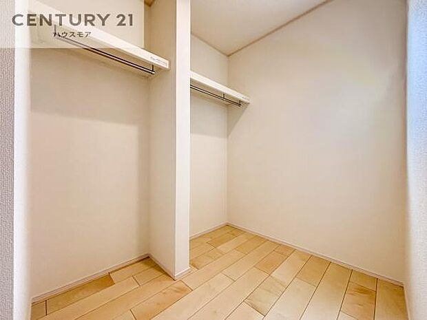 ウォークインクローゼット付きです。たくさんのお洋服などを収納しておけそうですね!他にも扇風機や加湿器など季節物の大きな家電も収納できます。(同仕様)