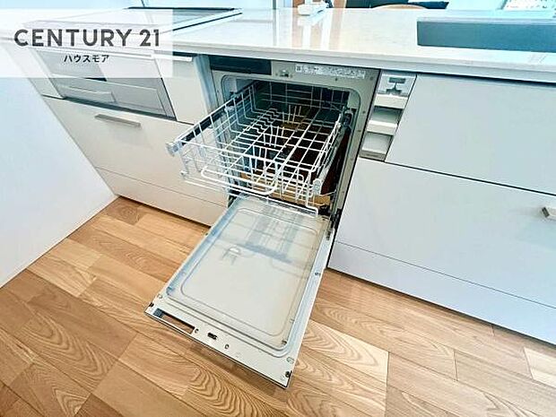食洗機付きのキッチンです!忙しい時や手荒れ防止として大変活躍する便利な仕様です!ビルトインなのでキッチンの場所を取らず調理スペースを広く使うことが出来ます!