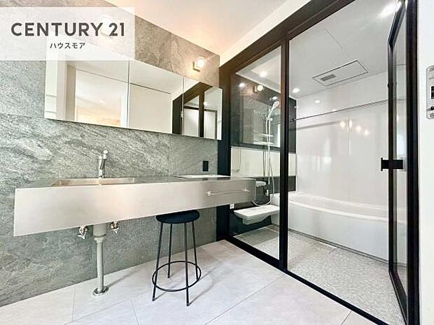 スタイリッシュなデザインの洗面台を採用。洗練された空間が、朝の準備や帰宅後の時間をより上質なものに演出します。