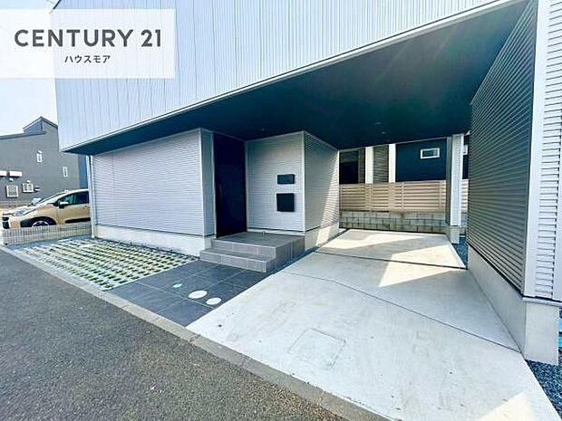 駐車スペースは2台分あります！セカンドカーはもちろん、バイクや自転車なども置き場所に困りません。