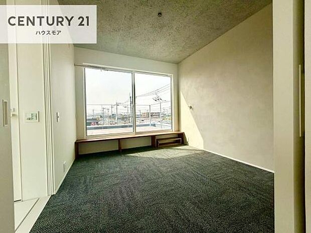 明るく風通しの良い居室です。「シンプル」にデザインされた室内。自由度が高いので家具やレイアウトでお好みの空間を創り上げられます。是非一度、現地にてご確認ください。