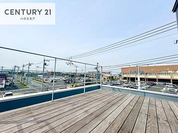 晴れた日には青い空を見渡せる開放的な時間を楽しめます。気持ちの良い風が通り抜ける街並みです！