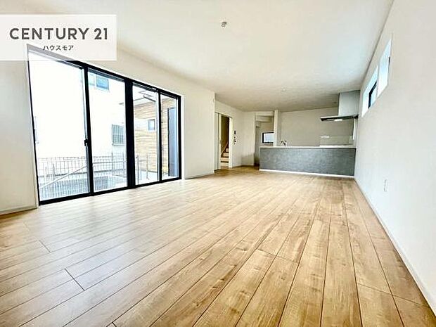 開放感のある広々LDK！ソファーやダイニングテーブルを置いても窮屈にならないので快適に過ごせます！コミュニケーションが取りやすいリビングです。