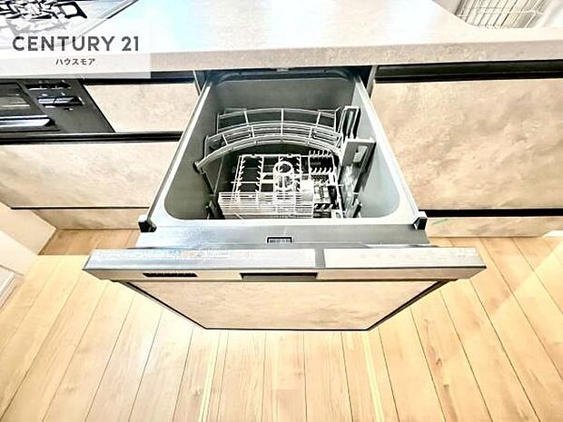 食洗機付きのキッチンです！忙しい時や手荒れ防止として大変活躍する便利な仕様です！ビルトインなのでキッチンの場所を取らず調理スペースを広く使うことが出来ます！