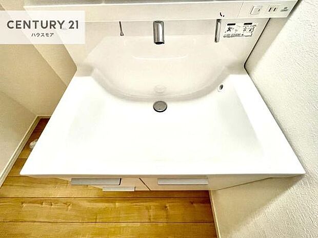 深い洗面台ボウルは、水が跳ねにくいのでお手入れが楽々！清潔感が保てます！キレイな洗面所で自分磨きのモチベーションが上がりますね！