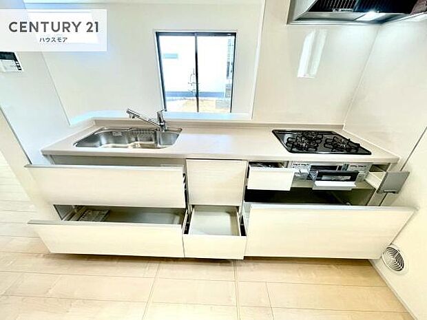 収納力の高いシステムキッチンで、調理器具や食器もすっきり片付き、広々とした空間で快適に料理が楽しめます。