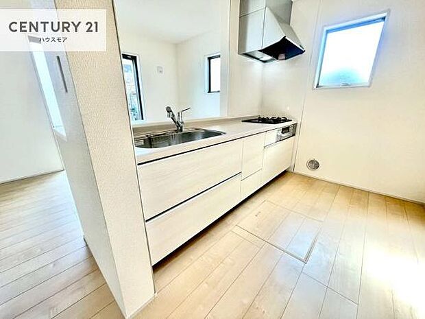 大人気の対面式システムキッチンを採用しています！ご家族のコミュニケーションが自然と増える設計です。お子様にも目が届くので嬉しいですね！広々使えて快適で作業が進みます。