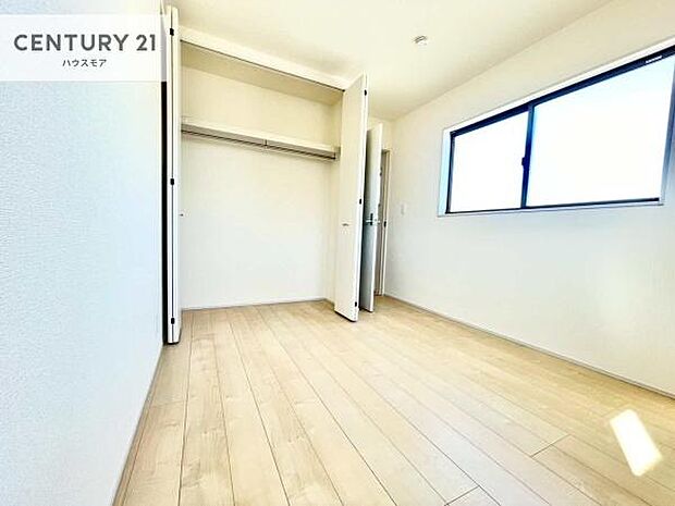 掃き出し窓がないお部屋は、お子様のお部屋としても安心です！収納スペースも充実しているので散らかったお部屋をサッと片付けられます！