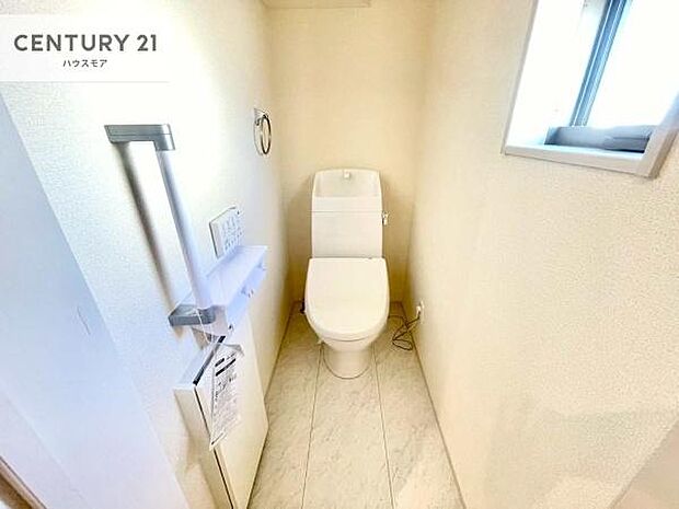 1・2階にトイレがございます！朝の忙しい時間帯も待たずにすみそうですね。白を基調とした清潔感のあるトイレでお手入れがしやすいです！