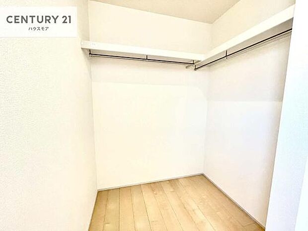 ウォークインクローゼット付きです。たくさんのお洋服などを収納しておけそうですね！他にも扇風機や加湿器など季節物の大きな家電も収納できます。