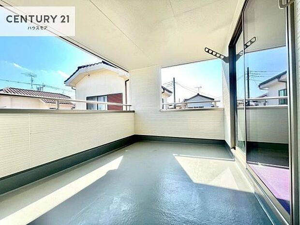 陽当たりの良いバルコニーで、お洗濯物もよく乾きそうですね！お天気の良い日にはバルコニーへ出てリフレッシュするのも気持ちよさそうです。