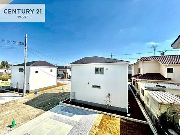 晴れた日には青い空を見渡せる開放的な時間を楽しめます。気持ちの良い風が通り抜ける街並みです！