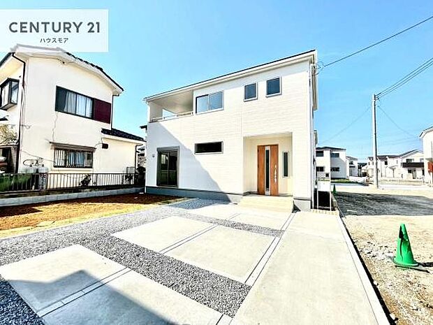 前面道路は4ｍ！陽当り良好な立地です。車庫入れが苦手な方も安心ですね。