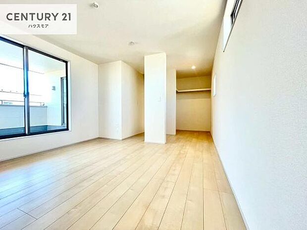 バルコニーへ面した洋室なので天気のいい日はバルコニーへ出てリフレッシュするのもいいですね！充実したプライベートタイムが送れる洋室！陽当たり、風通し良好です。