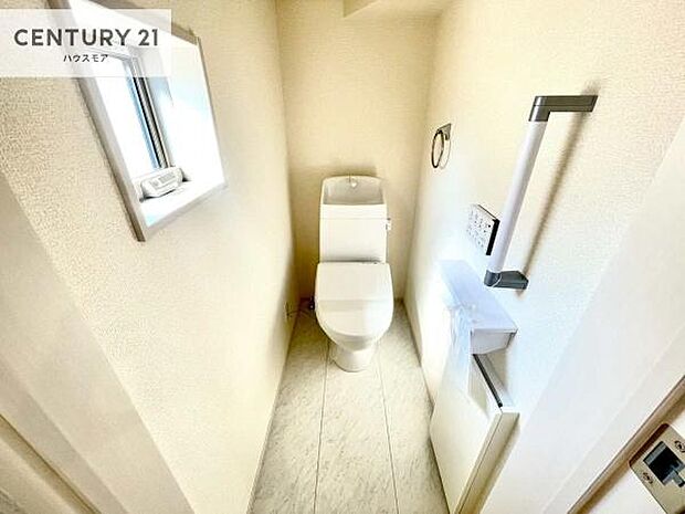 1・2階にトイレがございます！朝の忙しい時間帯も待たずにすみそうですね。白を基調とした清潔感のあるトイレでお手入れがしやすいです！