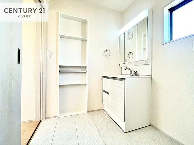 収納たっぷりの洗面室！日用品のストックやバスタオルがスッキリと収納できて取り出しやすい！水回りがスッキリ片付いて気持ちの良い空間！