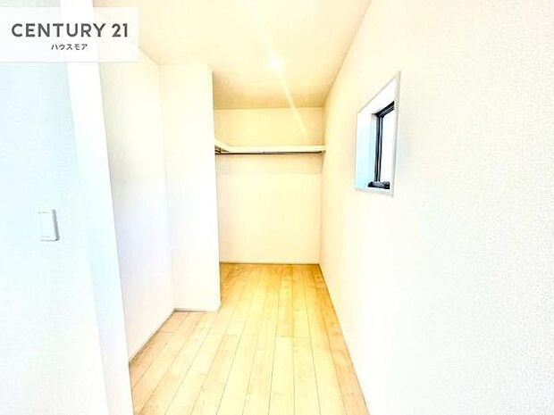 ウォークインクローゼット付きです。たくさんのお洋服などを収納しておけそうですね！他にも扇風機や加湿器など季節物の大きな家電も収納できます。