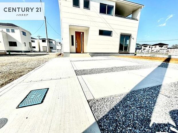 駐車スペースは2台分あります！セカンドカーはもちろん、バイクや自転車なども置き場所に困りません。