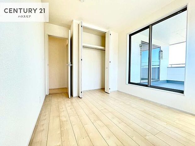 2面採光を確保した明るい室内は、風通しも良く、明るく大変居心地の良い空間となっております。リラックスして過ごせる心地の良いお部屋です！