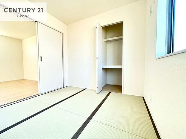 リビングと隣接した和室です！家事の休憩スペースやキッズスペースとして活用するのもよさそうですね！和室の使い方は無限大！収納スペースもたっぷりです！