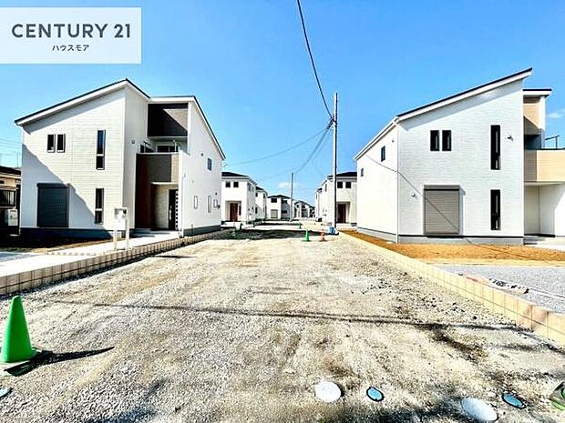 前面道路は4ｍ！陽当り良好な立地です。車庫入れが苦手な方も安心ですね。