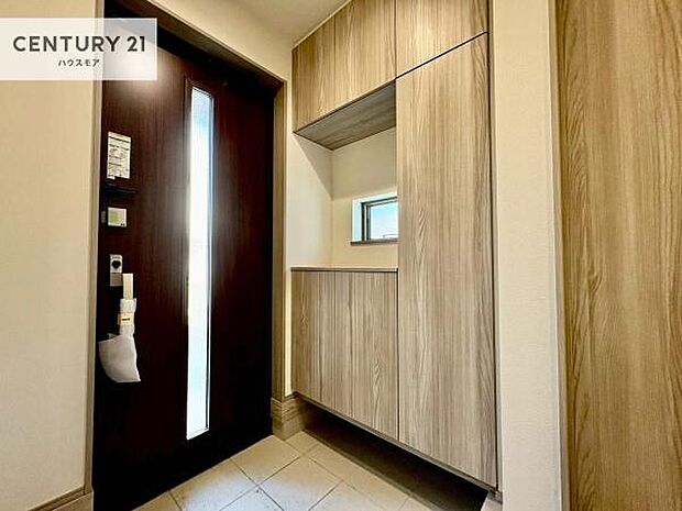 シューズボックス付きなので、玄関が片付きお掃除がしやすいです!スッキリした玄関で戸を開けた瞬間、清潔感のある心地いい空間が出迎えてくれます。