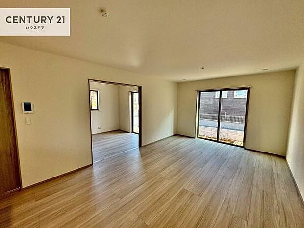 大きな窓からたっぷりの陽ざしが入る明るいリビング。開放感のあるリビングで家族団らんのくつろぎの時間を過ごせます!