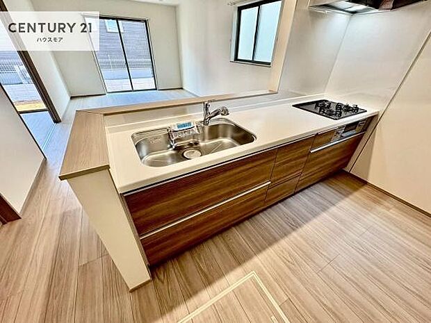 大人気の対面式システムキッチンを採用しています!ご家族のコミュニケーションが自然と増える設計です。お子様にも目が届くので嬉しいですね!広々使えて快適に作業が進みます。