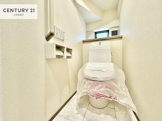 1・2階にトイレがございます!朝の忙しい時間帯も待たずにすみそうですね。白を基調とした清潔感のあるトイレでお手入れがしやすいです!