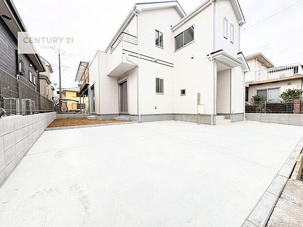 駐車スペースは3台分あります!セカンドカーはもちろん、バイクや自転車なども置き場所に困りません。