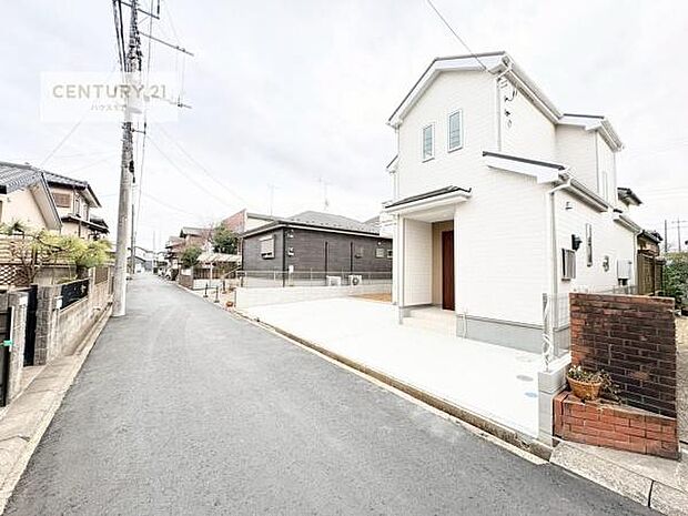 前面道路は4.4m!陽当り良好な立地です。車庫入れが苦手な方も安心ですね。