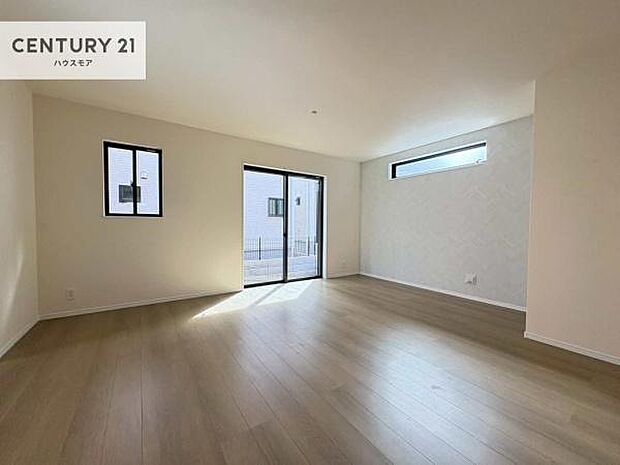 大きな窓からたっぷりの陽ざしが入る明るいリビング。開放感のあるリビングで家族団らんのくつろぎの時間を過ごせます!当日のご見学可能です!是非現地で陽当たりなどご体感くださいませ!