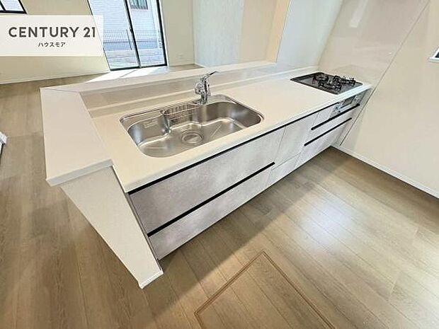 大人気の対面式システムキッチンを採用しています!ご家族のコミュニケーションが自然と増える設計です。お子様にも目が届くので嬉しいですね!広々使えて快適で作業が進みます。