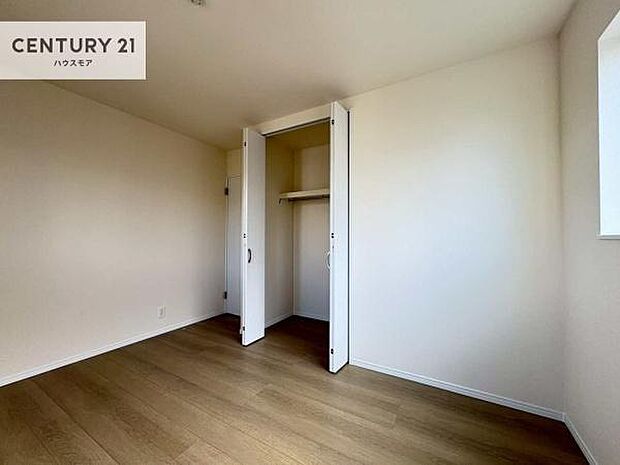 掃き出し窓がないお部屋は、お子様のお部屋としても安心です!収納スペースも充実しているので散らかったお部屋をサッと片付けられます!