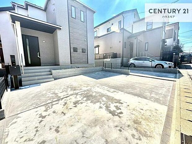 駐車スペースは2台分あります!セカンドカーはもちろん、バイクや自転車なども置き場所に困りません。