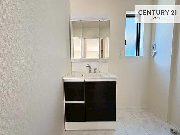 小窓付きの明るい洗面室です!湿気もすぐに入れ替えができて清潔に保つことができます!自然光が差し込むのでお化粧の仕上がりも良くなりますね!